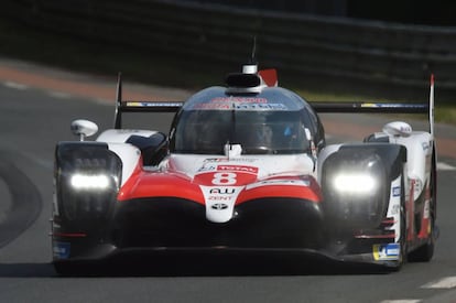 Fernando Alonso rueda en los libres de Le Mans.