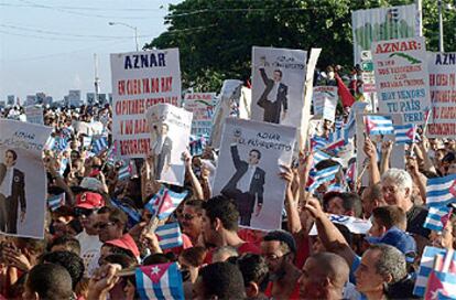 Miles de cubanos se manifiestan a favor del régimen castrista ante la Embajada de España en la isla, el pasado junio.