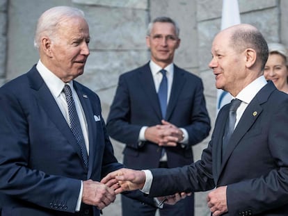 Joe Biden (izquierda) saluda al canciller alemán, Olaf Scholz, ante la mirada del secretario general de la OTAN, Jens Stoltenberg, el viernes en Bruselas.