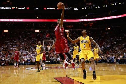 LeBron captura el bal&oacute;n ante Butler.