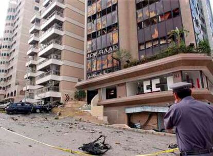 La policía inspecciona unos vehículos incendiados un días después de la explosión de un artefacto en el barrio de Verdun de Beirut, Líbano.