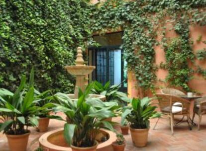 Patio del hotel El Rincón de las Descalzas, en Carmona (Sevilla).