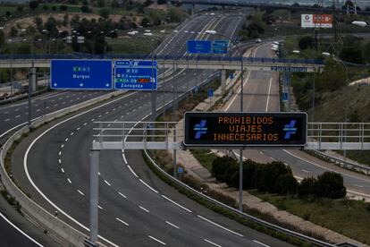 Autovía A-1 en Madrid sin tráfico por las restricciones debido a la pandemia el 9 de abril de 2020.