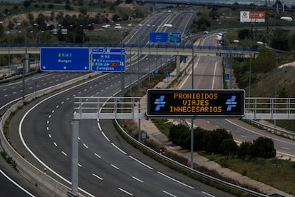 Autovía A-1 en Madrid sin tráfico por las restricciones debido a la pandemia el 9 de abril de 2020.