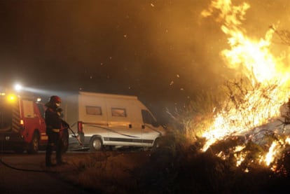 Un bombero trabaja en la extinción del incendio de Fornelos de Montes esta madrugada.