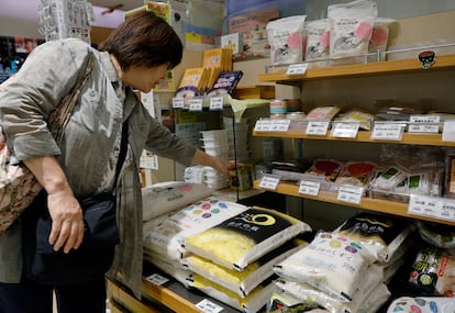 Una clienta observa arroz en venta en un comercio de Tokio este jueves,