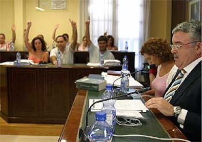 El alcalde de La Vila Joiosa, José Miguel Llorca (derecha) durante la celebración del pleno de ayer.