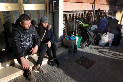 Alan y Blanca, el jueves pasado, junto a sus pertenencias, tras ser desahuciados en el barrio de Ciutat Meridiana de Barcelona.