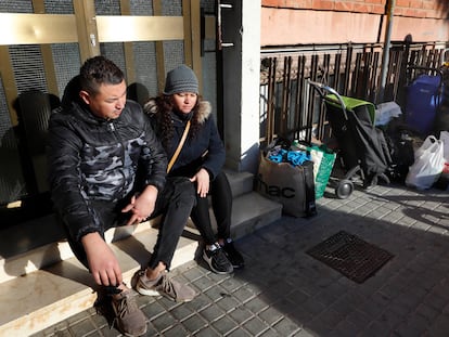 Alan y Blanca, el jueves pasado, junto a sus pertenencias, tras ser desahuciados en el barrio de Ciutat Meridiana de Barcelona.