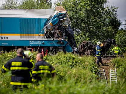 Trabajadores de rescate en el lugar del accidente en la localidad de Milavce, en la República Checa, este miércoles.