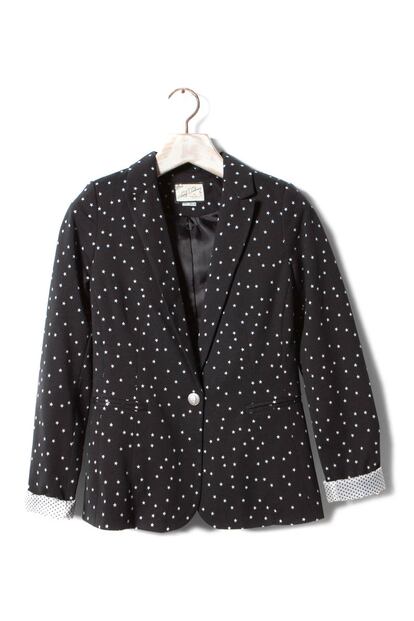 En Pull&Bear puedes encontrar la opción low cost con estampado de estrellas (35,99 euros).