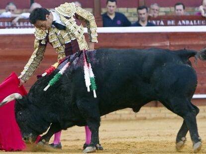 El Cid da un pase a uno de los dos toros que lidió ayer en Huelva.