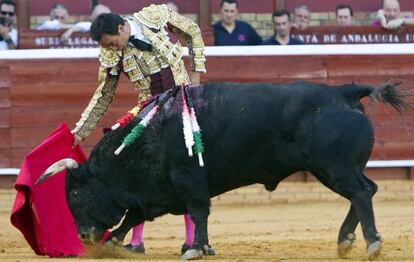 El Cid da un pase a uno de los dos toros que lidió ayer en Huelva.