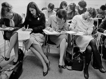 Alumnas de la Escuela Internacional de Azafatas Tunon, en París, toman apuntes en una clase en 1981.