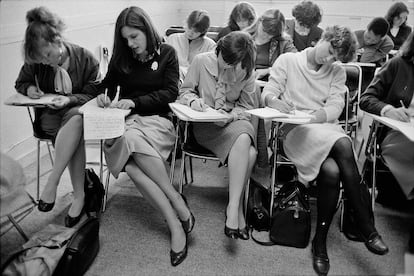 Alumnas de la Escuela Internacional de Azafatas Tunon, en París, toman apuntes en una clase en 1981.