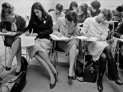 Alumnas de la Escuela Internacional de Azafatas Tunon, en París, toman apuntes en una clase en 1981.