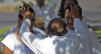 Un sacerdote maya bendice un matrimonio, ayer en Mérida (México).