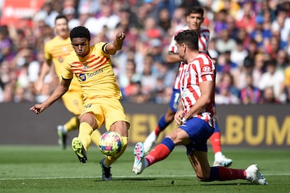 Alejandro Balde lanza la pelota ante José María Giménez. 