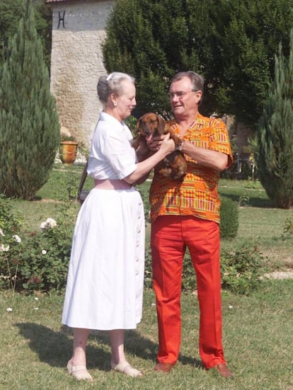 La reina Margarita y Enrique de Dinamarca sujetan a su mascota, Emma, en el castillo de Caix cerca de Cahors (Francia), el 11 de agosto de 1998.