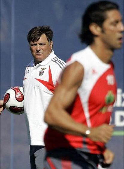 Camacho mira a Rui Costa en su primer entrenamiento con el Benfica