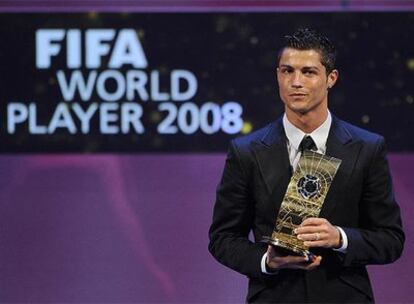Cristiano Ronaldo recibe el FIFA World Player 2008, que le otorga el título de mejor futbolista del mundo de ese año.