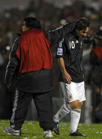 Maradona consuela a Messi tras sustituirle.