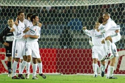 Hierro, Figo y Solari, por un lado, y Helguera, Roberto Carlos y Míchel Salgado, por otro, celebran la conquista de la Copa Intercontinental.