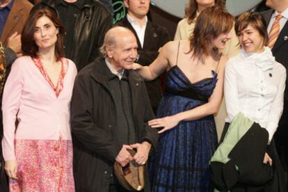 El veterano Manuel Aleixandre, entre jóvenes actrices. De izquierda a derecha, Isabel Ampudia, Natalie Poza y Verónica Sánchez.
