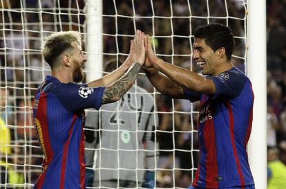 Los jugadores Leo Messi y Luis Suárez celebran un gol.