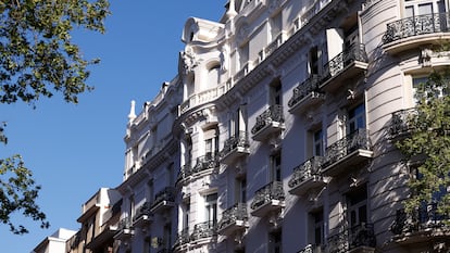 Vista de la fachada de un edificio en la calle Serrano de Madrid.