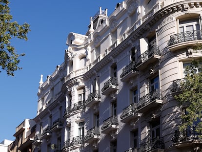 Vista de la fachada de un edificio en la calle Serrano de Madrid.