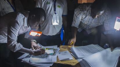 Recuento de votos en una escuela de Niamey, Níger. La falta de luz no impide la tarea.