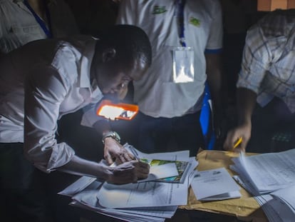 Recuento de votos en una escuela de Niamey, Níger. La falta de luz no impide la tarea.