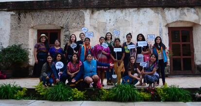 Jóvenes reunidas en el encuentro intergeneracional de feministas convocado por Unicef en Antigua Guatemala.