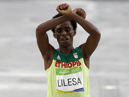 Feyisa Lilesa realiza su gesto cr&iacute;tico al llegar a la meta.