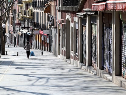 Comercios cerrados en la calle de la Ribera de Curtidores, en Madrid.