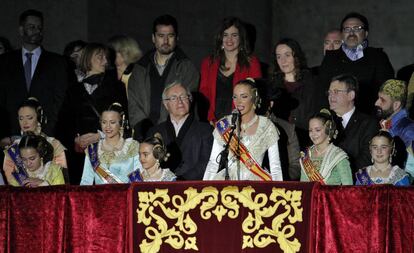 Las falleras mayores de Valencia con el alcalde Joan Rib&oacute; y el presidente Ximo Puig. 