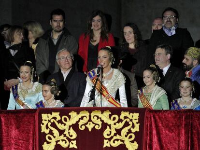 Las falleras mayores de Valencia con el alcalde Joan Rib&oacute; y el presidente Ximo Puig. 