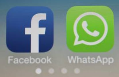 En la imagen, los logotipos de Facebook y WhatsApp aparecen en la pantalla de un "smatphone". EFE/Archivo