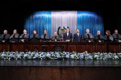 Bernardo Arévalo de León (centro) durante la toma de posesión de los magistrados de la Corte Suprema de Justicia de Guatemala periodo 2024-2029, en octubre pasado. 