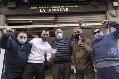 Integrantes de la Asociación Cultural Recreativa La Amistad celebran el cuarto premio en Meliana (Valencia).