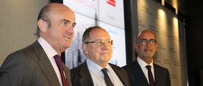 El ministro de Econom&iacute;a en funciones, Luis de Guindos; el presidente de la C&aacute;mara de Comercio de Espa&ntilde;a, Jos&eacute; Luis Bonet y el presidente ejecutivo de Cuatrecasas, Rafael Fontana. 