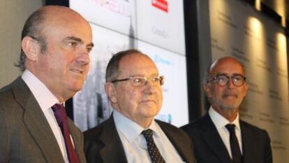 El ministro de Economía en funciones, Luis de Guindos; el presidente de la Cámara de Comercio de España, José Luis Bonet y el presidente ejecutivo de Cuatrecasas, Rafael Fontana.