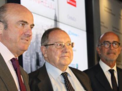 El ministro de Econom&iacute;a en funciones, Luis de Guindos; el presidente de la C&aacute;mara de Comercio de Espa&ntilde;a, Jos&eacute; Luis Bonet y el presidente ejecutivo de Cuatrecasas, Rafael Fontana. 