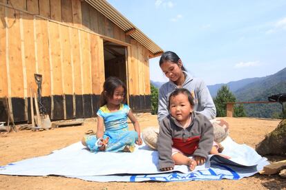 Shreejana Lama, de 27 años, vive en una de las cabañas temporales que ha fabricado el consorcio de reconstrución siguiendo estándares de seguridad. Ella y sus hijos, de uno y seis años, comparten la vivienda con el suegro y su marido en las épocas en las que vuelve de Katamandú, donde trabaja en un hotel.