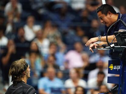 Alexander Zverev se dirige al juez de silla para pedir la expulsión de un aficionado.