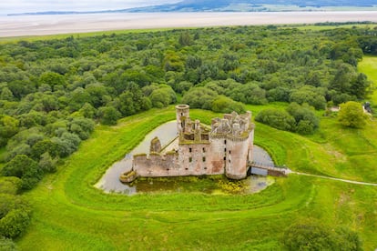 Caerlaverock Castle, a 20 minutos al sur del centro de Dumfries, es la única fortaleza triangular del Reino Unido.