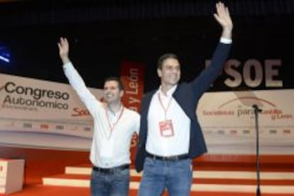  El secretario general del PSOE, Pedro S&aacute;nchez (d), y el secretario general del PSCyL, Luis Tudanca, saludan durante el congreso extraordinario que los socialistas castellanoleones celebran hoy en Valladolid. 