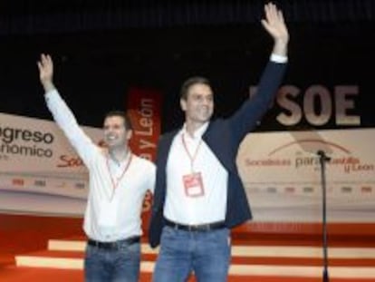  El secretario general del PSOE, Pedro S&aacute;nchez (d), y el secretario general del PSCyL, Luis Tudanca, saludan durante el congreso extraordinario que los socialistas castellanoleones celebran hoy en Valladolid. 