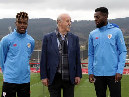 Vicente del Bosque junto a los hermanos Williams, Nico e Iñaki, en Lezama. Fernando Domingo-Aldama